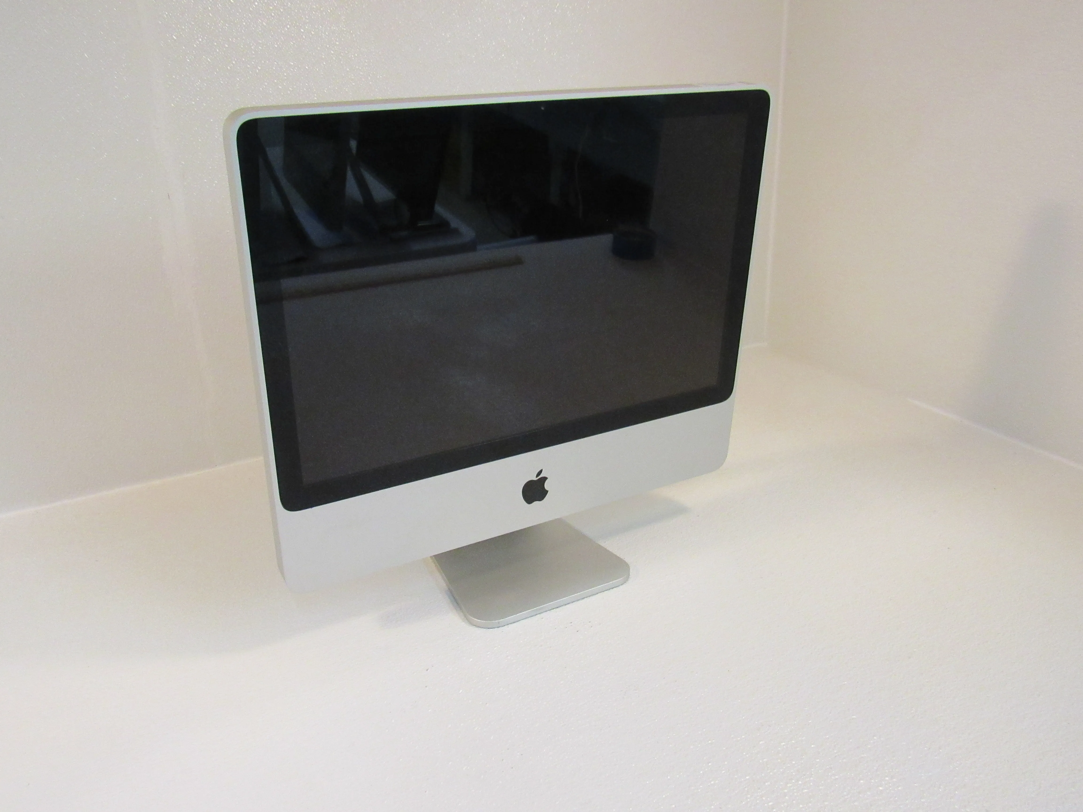 Apple iMac 20 Inch All In One Computer 250GB SATA HD 2GHz Intel Core 2 Duo A1224 -- Used