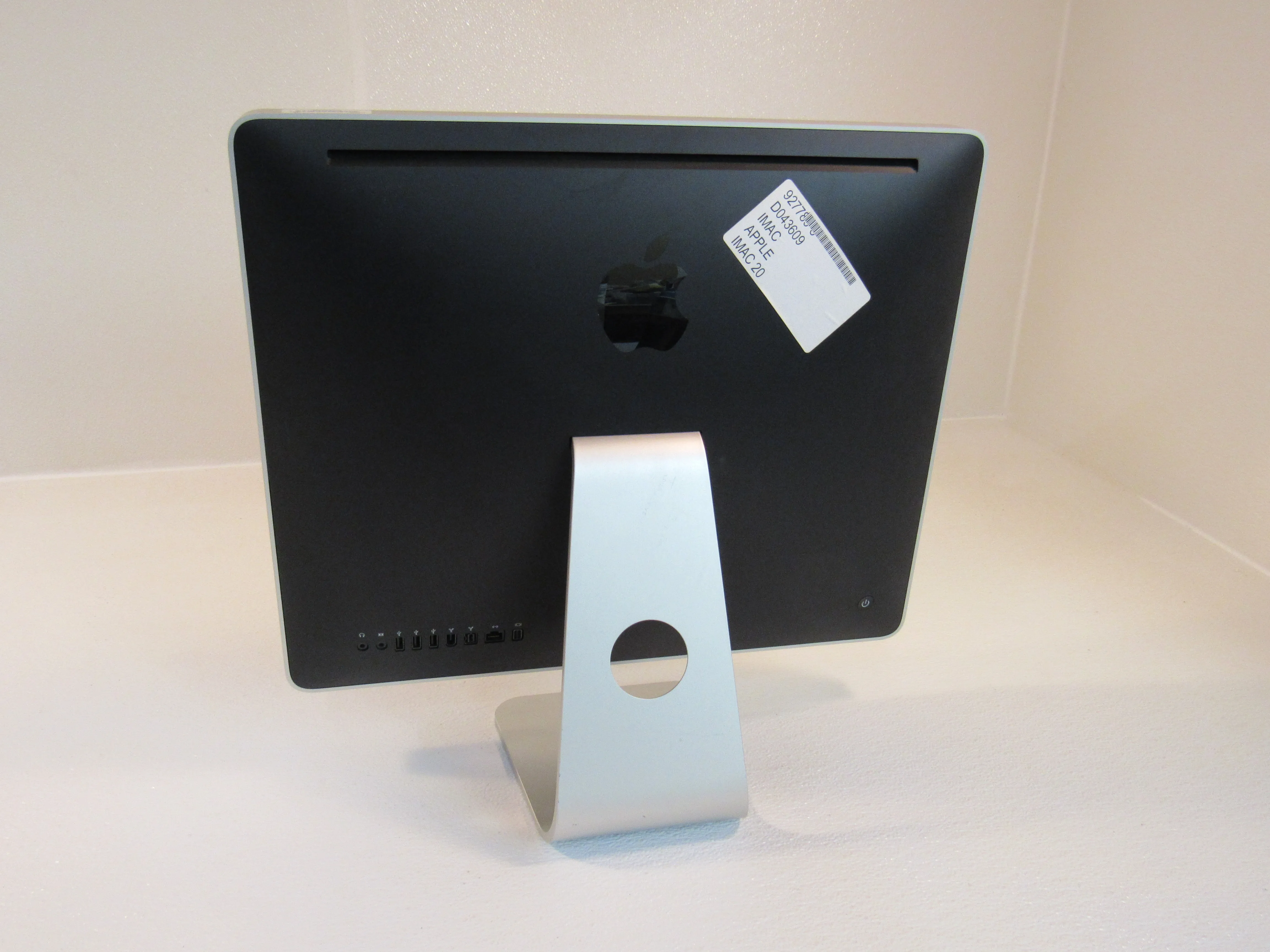 Apple iMac 20 Inch All In One Computer 250GB SATA HD 2GHz Intel Core 2 Duo A1224 -- Used