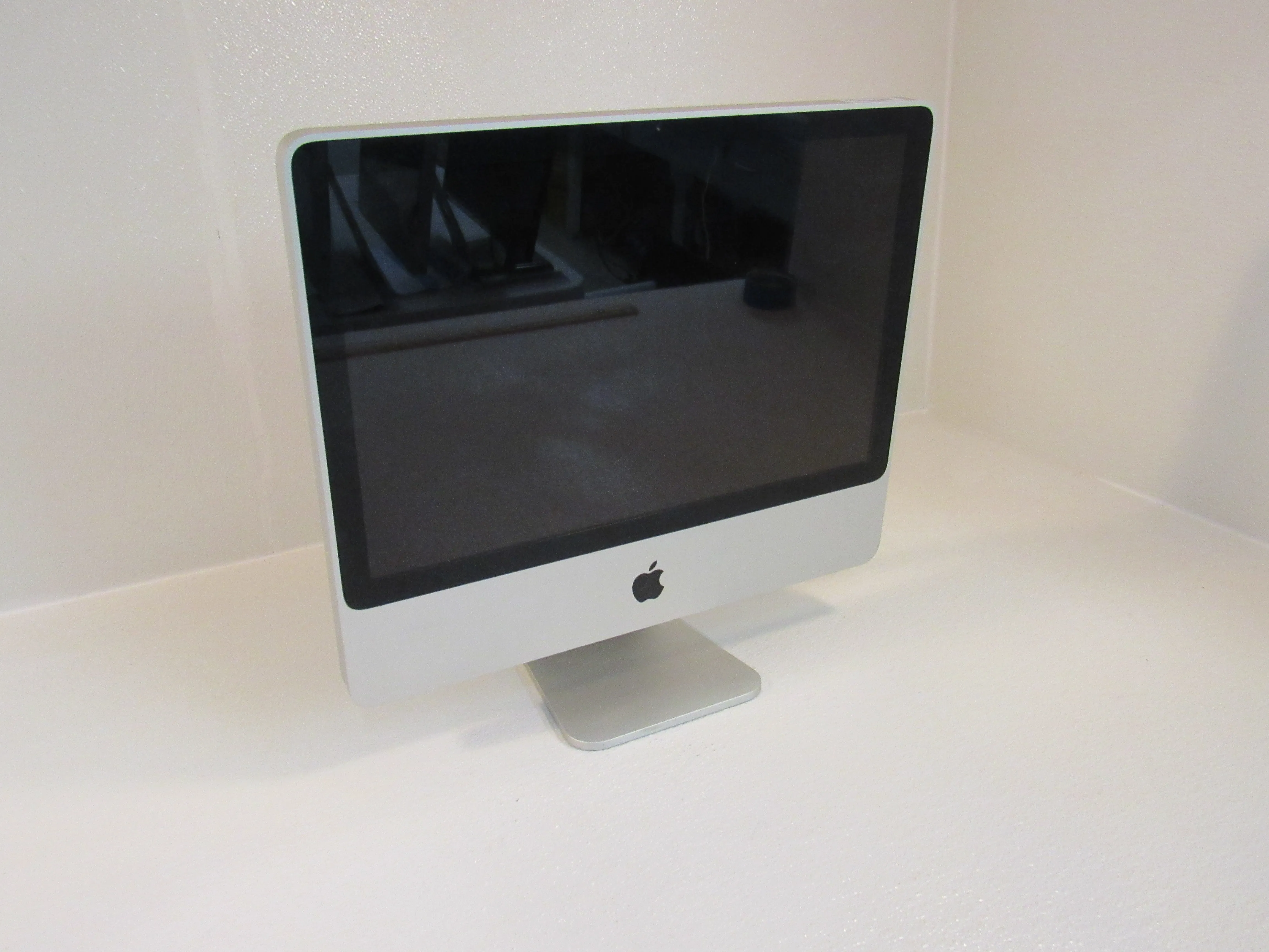 Apple iMac 20 Inch All In One Computer 250GB SATA HD 2GHz Intel Core 2 Duo A1224 -- Used