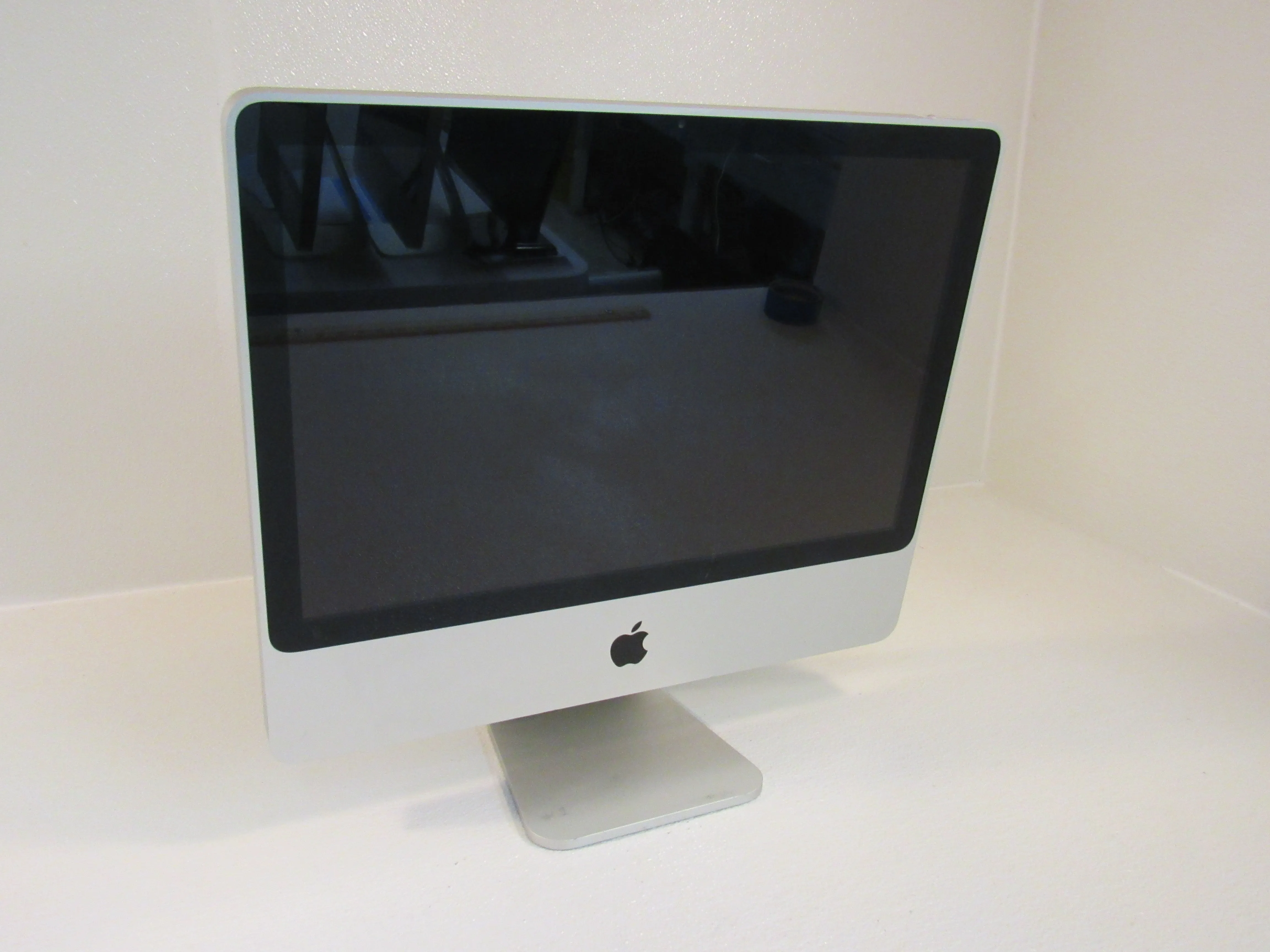 Apple iMac 7.1 20 Inch All In One Computer 500GB HD 2GHz Intel Core 2 Duo A1224 -- Used