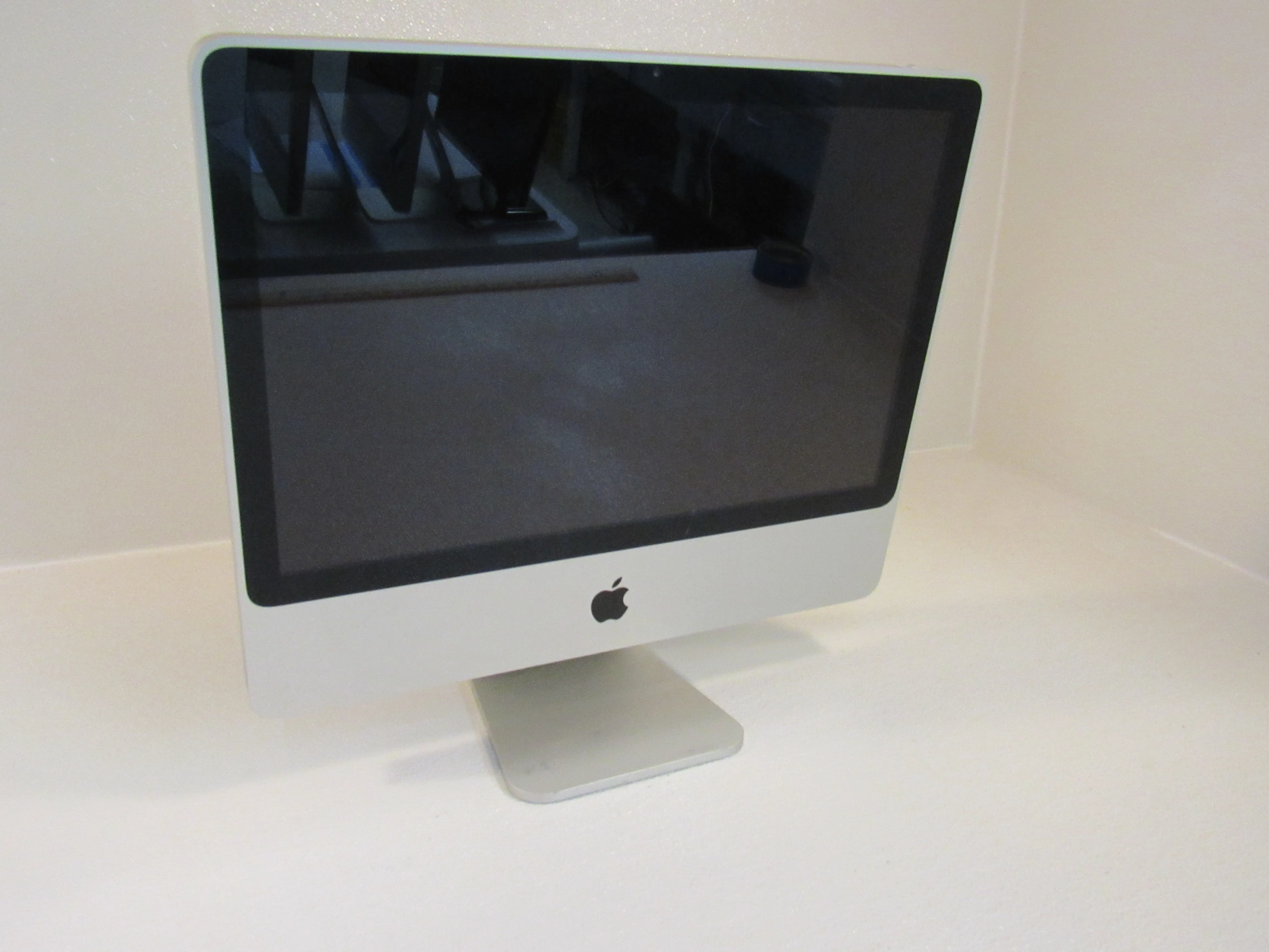 Apple iMac 7.1 20 Inch All In One Computer 500GB HD 2GHz Intel Core 2 Duo A1224 -- Used