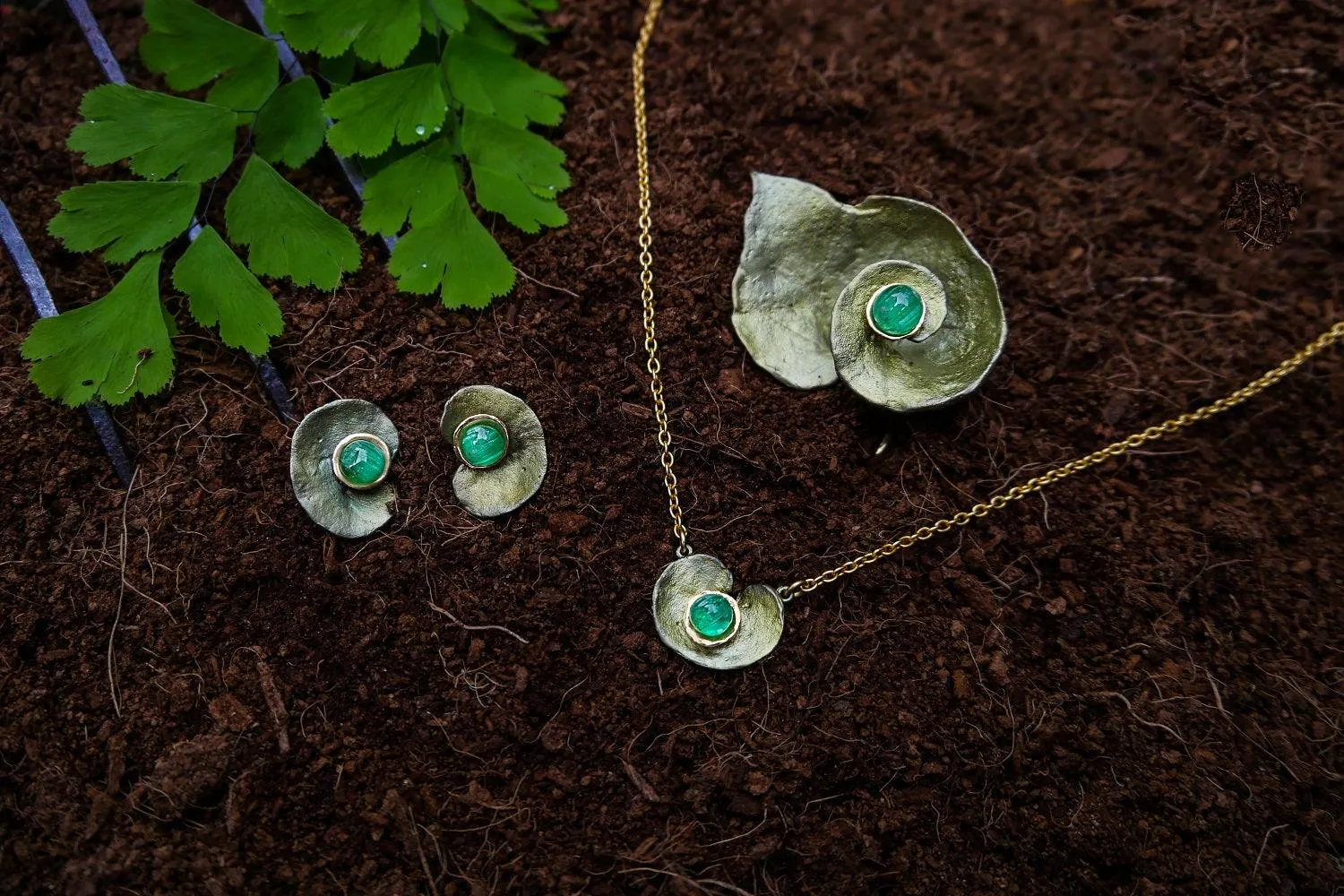 Spiral Geranium Pendant with Emerald